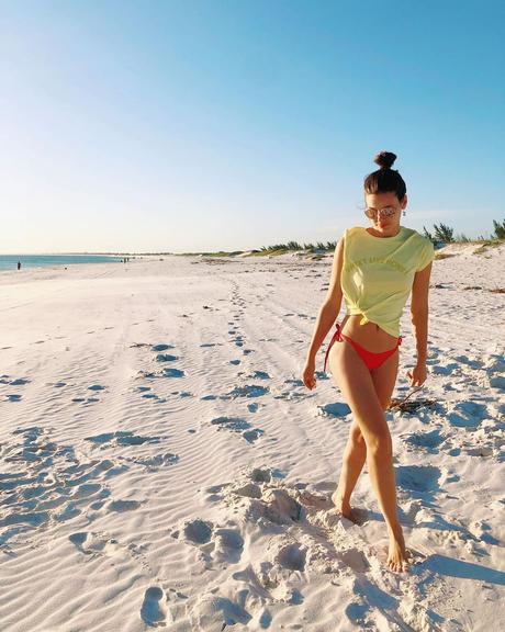 Camila Queiroz postou um pouco de seu passeio de quadriciclo em praia de Arraial do Cabo 