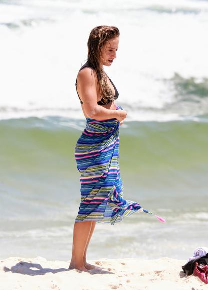 Bruna Griphao exibe barriga sarada em dia de praia