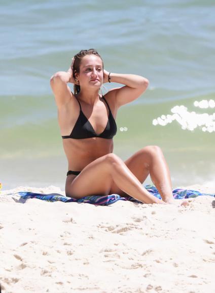 Bruna Griphao exibe barriga sarada em dia de praia
