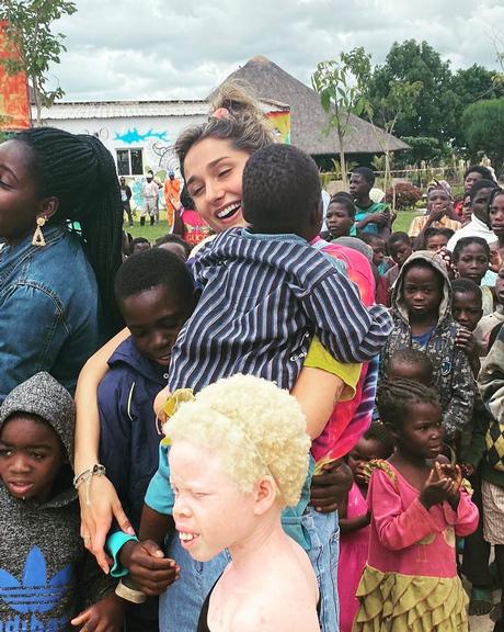Xuxa Meneghel compartilha suas experiências ao visitar ONG