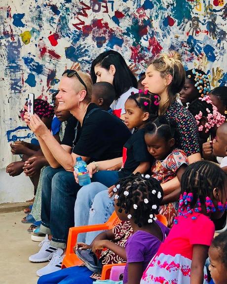 Xuxa Meneghel compartilha suas experiências ao visitar ONG
