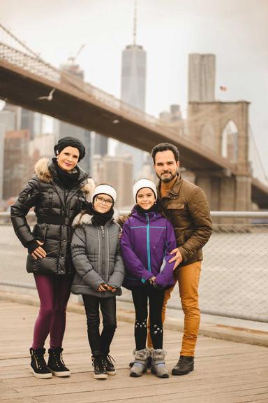 Luciano Camargo curte férias com a família em Nova York