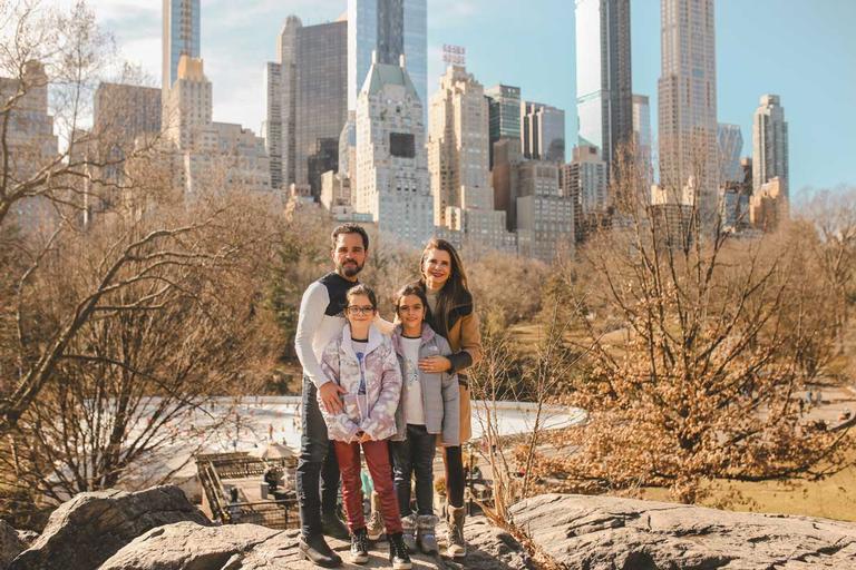 Luciano Camargo curte férias com a família em Nova York