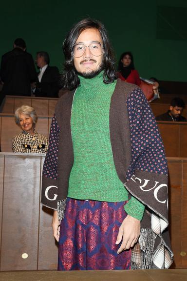 Em Milão, Tiago Iorc exibe novo visual na semana de moda masculina 