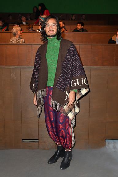 Em Milão, Tiago Iorc exibe novo visual na semana de moda masculina 