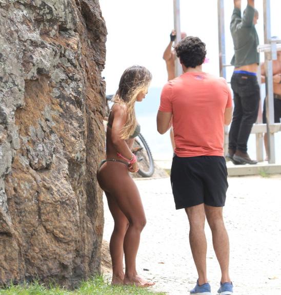 Ex-BBB Carol Peixinho é flagrada em ensaio fotográfico na praia