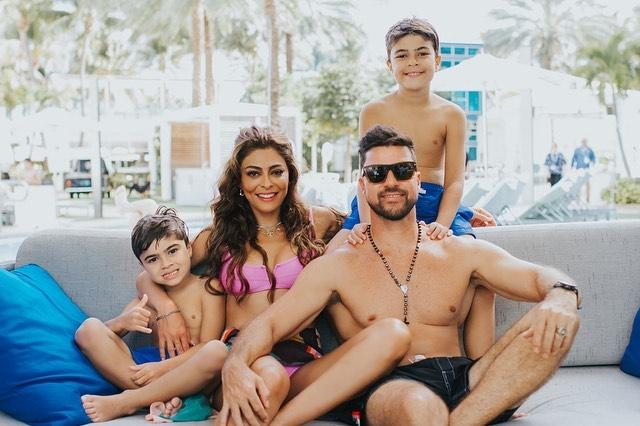 Juliana Paes posa ao lado do marido e dos filhos em Miami