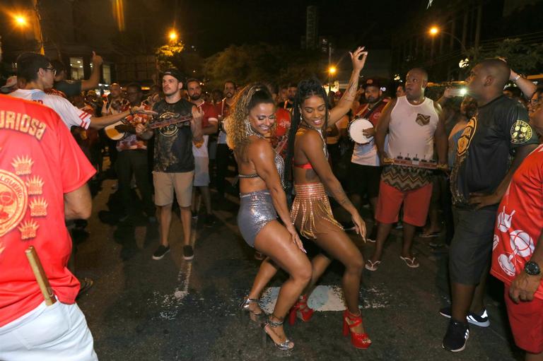 Viviane Araujo e a Mc Rebecca arrasaram no samba em ensaio de rua da Salgueiro 