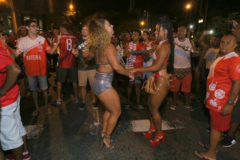Viviane Araujo e a Mc Rebecca arrasaram no samba em ensaio de rua da Salgueiro 