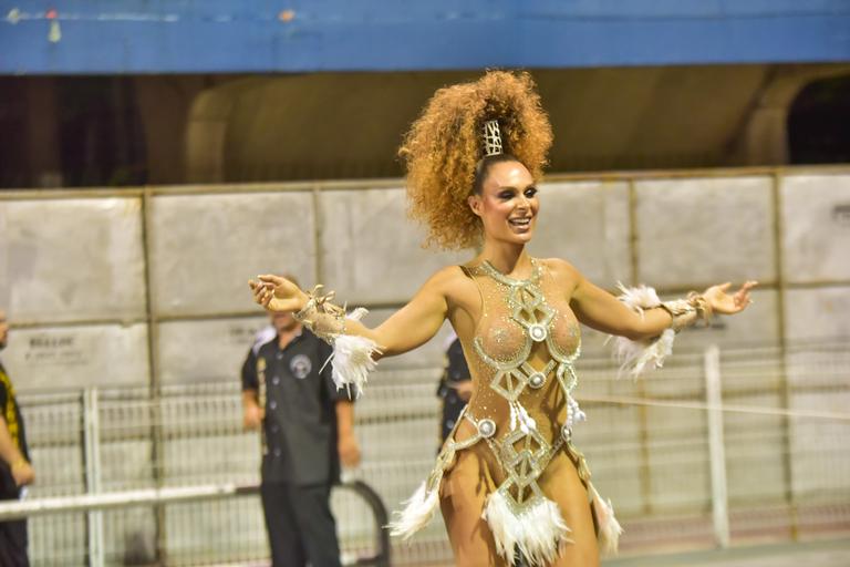 Fernanda Lacerda, a Mendigata, exibe corpão durante ensaio de Carnaval