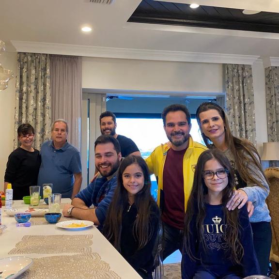Luciano Camargo comemora aniversário com a família em Orlando