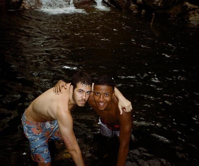 O ator publicou algumas fotos ao lado de amigos curtindo um dia em uma cachoeira 