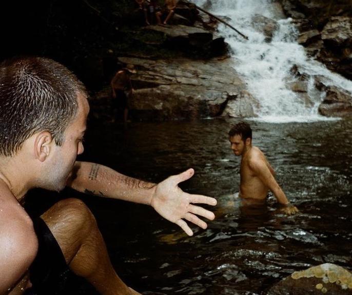 O ator publicou algumas fotos ao lado de amigos curtindo um dia em uma cachoeira 