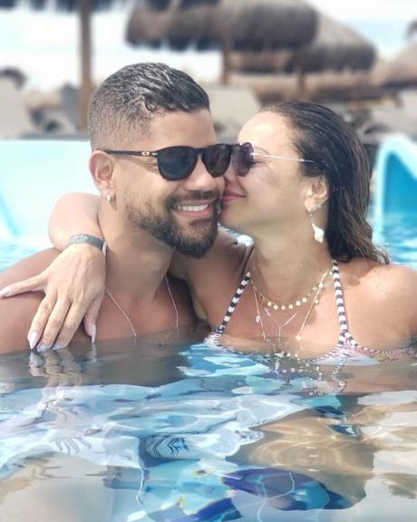 Viviane Araújo compartilha cliques com o namorado e se declara: ''Olhar apaixonado''