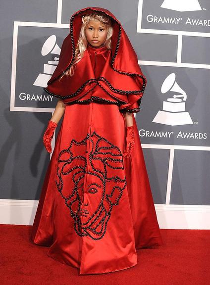 Relembre os looks mais polêmicos do Grammy Awards!