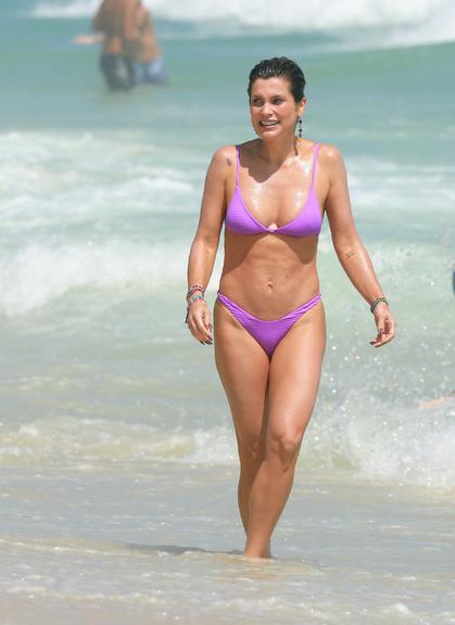 Flávia Alessandra exibe corpão em dia de praia