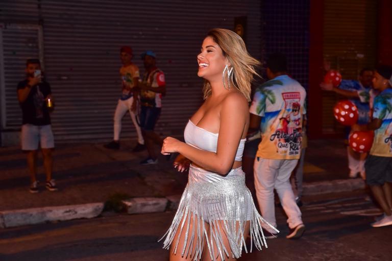 A ex-BBB caiu no samba na agremiação onde será musa no Carnaval 2020