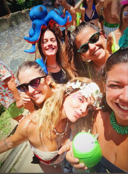 As atrizes compartilharam um pouco do bloco de Carnaval que foram juntas no último domingo, 26