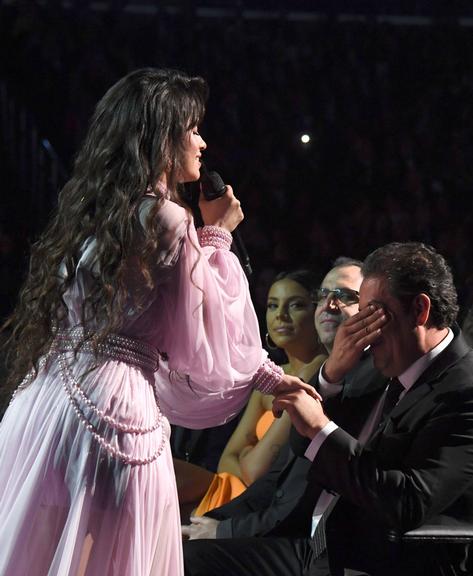 Camila Cabello faz o pai chorar em homenagem no Grammy