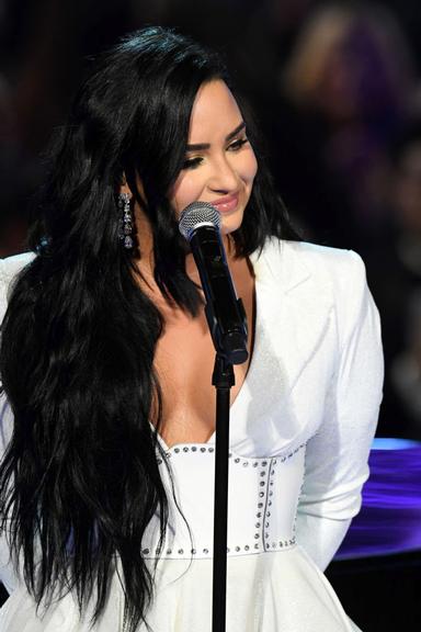 Demi Lovato volta aos palcos no Grammy e se emociona