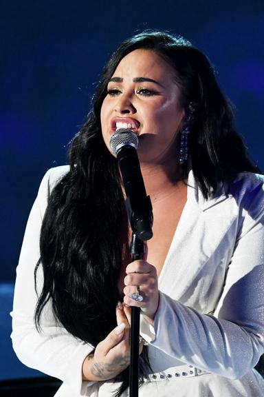 Demi Lovato volta aos palcos no Grammy e se emociona