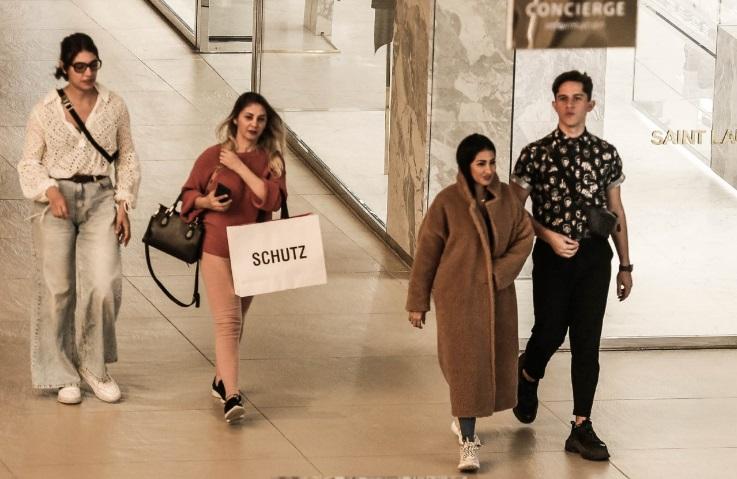 Simaria usa casaco de pelo em dia de compras no Rio