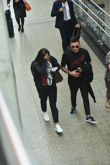 Felipe Araújo de mãos dadas com nova namorada em aeroporto