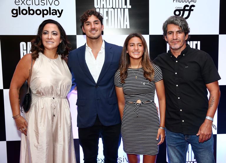 O surfista e outros famosos participaram do evento de lançamento do filme 'Gabriel Medina' que conta a história do atleta 