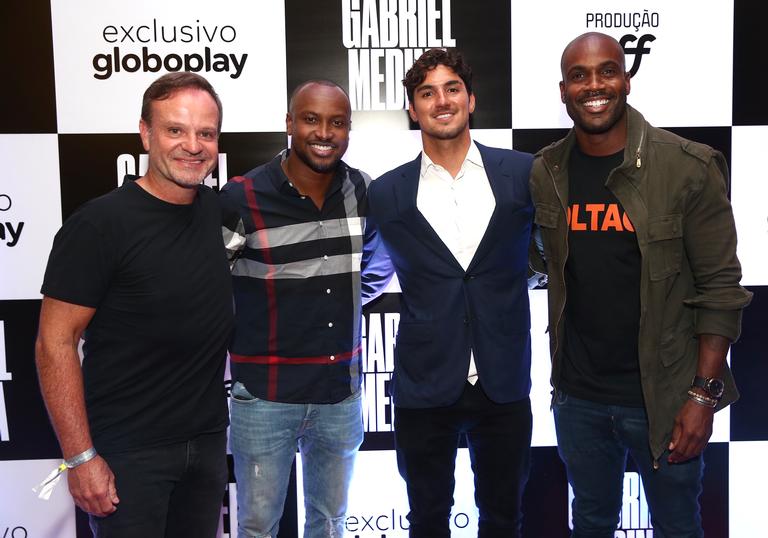 O surfista e outros famosos participaram do evento de lançamento do filme 'Gabriel Medina' que conta a história do atleta 