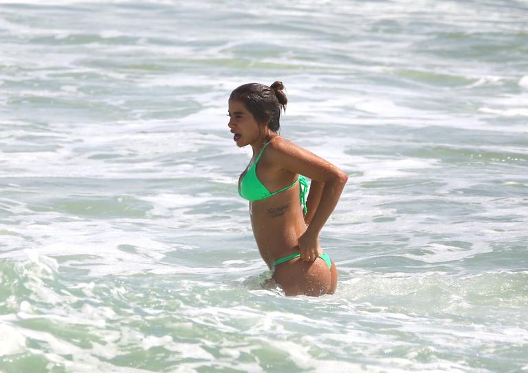 De biquíni verde, Anitta é flagrada na praia