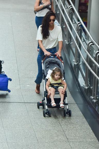 Débora Nascimento e a filha no aeroporto de Congonhas, em São Paulo