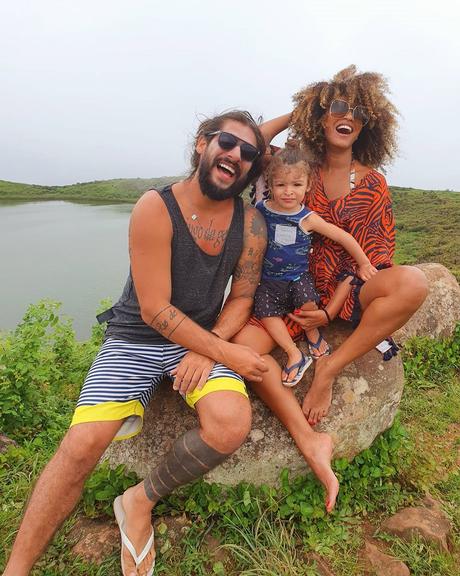 De férias a atriz viajou com a família toda para um ilha no Equador e compartilhou alguns registros de um dos cenários paradisíacos do local 