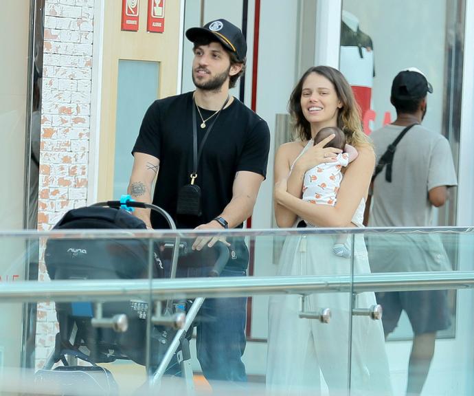 Laura Neiva e Chay Suede levam Maria para um passeio em shopping do Rio