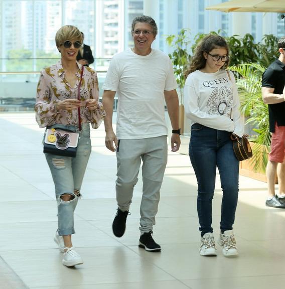 Boninho e Ana Furtado passeiam com a filha em shopping do Rio de Janeiro