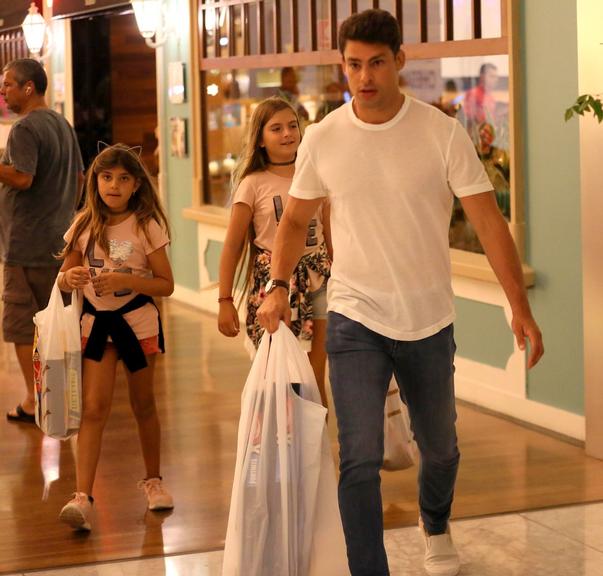 Cauã Reymond é fotografado passeando com a família em shopping