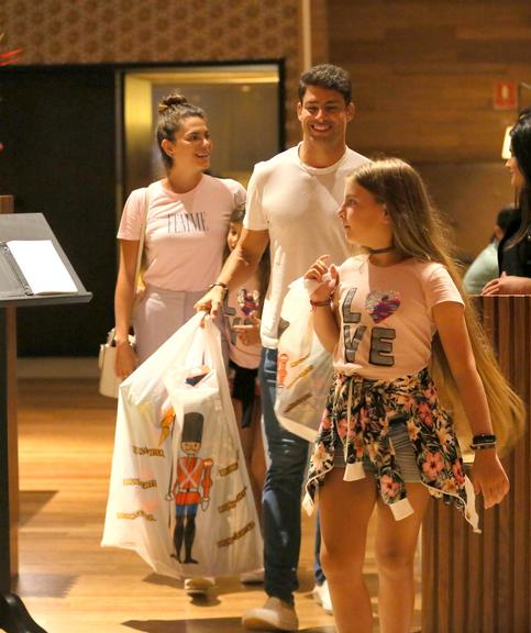 Cauã Reymond é fotografado passeando com a família em shopping