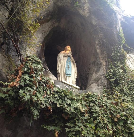 Regina Casé visita gruta de Nossa Senhora de Lourdes