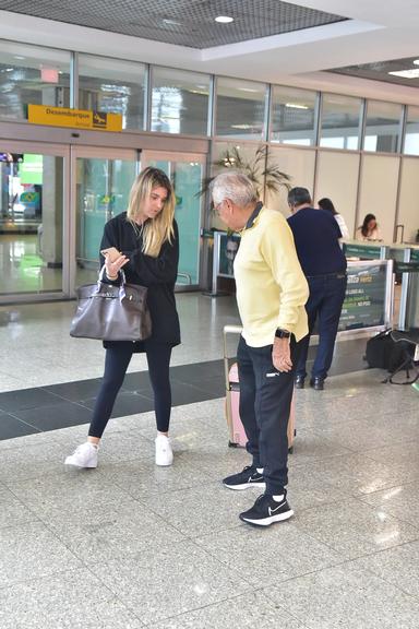 Carlos Alberto de Nóbrega se emociona ao buscar filha em aeroporto