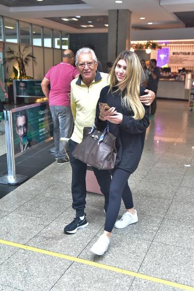 Carlos Alberto de Nóbrega se emociona ao buscar filha em aeroporto