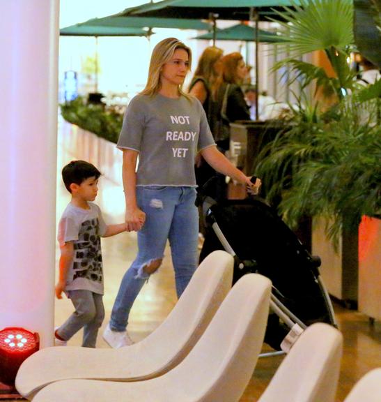 Fernanda Gentil com o filho em shopping do Rio de Janeiro