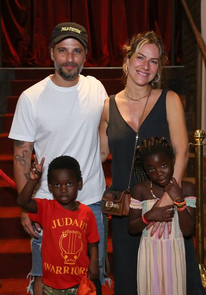 Giovanna Ewbank e Bruno Gagliasso levam os filhos em peça com elenco de refugiados