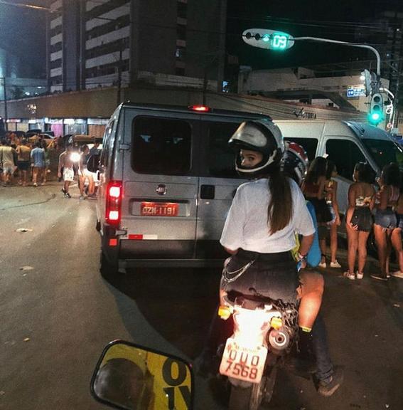 Bruna Marquezine deixa folia de Salvador de mototáxi