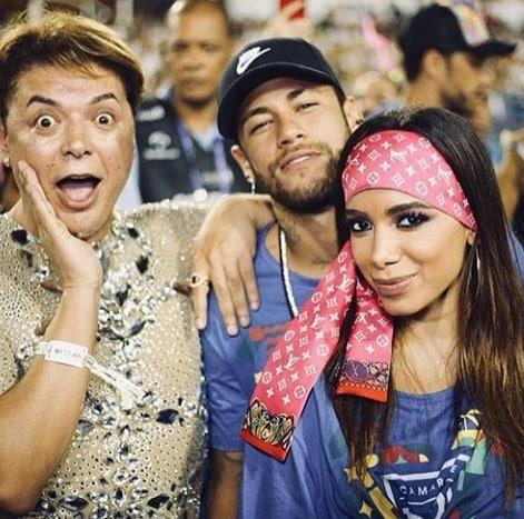 David Brazil curte desfiles na Marquês de Sapucaí ao lado dos amigos Neymar e Anitta