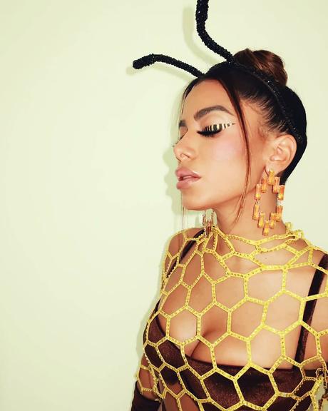 Anitta usa fantasia de abelha no Carnaval e reflete
