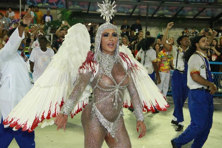 Gracyanne Barbosa durante desfile