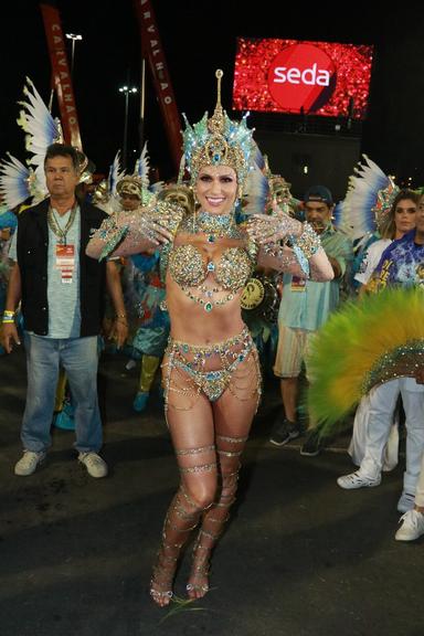 Lívia Andrade estreia como rainha de bateria no Rio de Janeiro