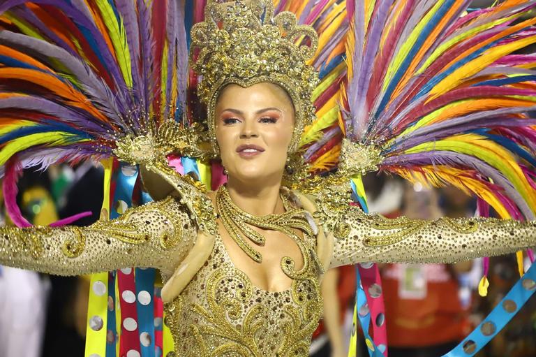 Luísa Sonza faz sua estreia na Sapucaí, em desfile da Grande Rio