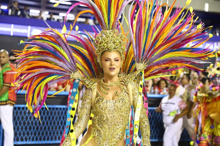 Luísa Sonza faz sua estreia na Sapucaí, em desfile da Grande Rio