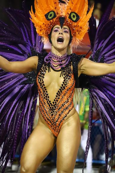Monique Alfradique surge deslumbrante em desfile da Grande Rio