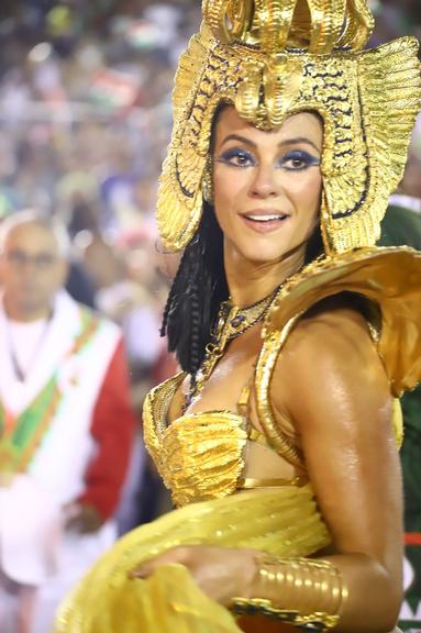 Paolla Oliveira brilha como rainha de bateria da Grande Rio